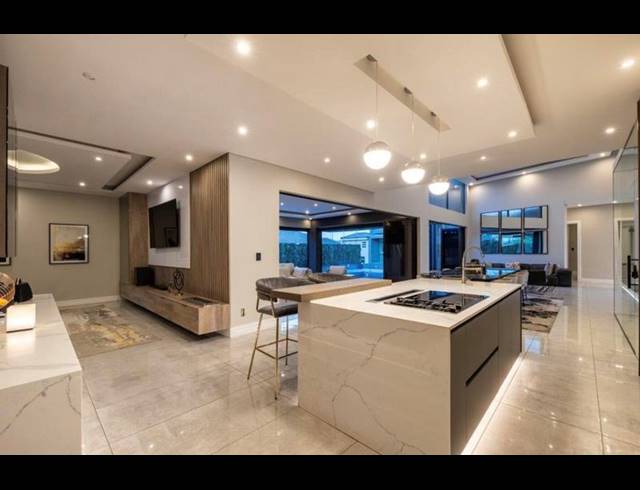 5 BEDROOM HOUSE FOR SALE IN BLUE VALLEY GOLF ESTATE